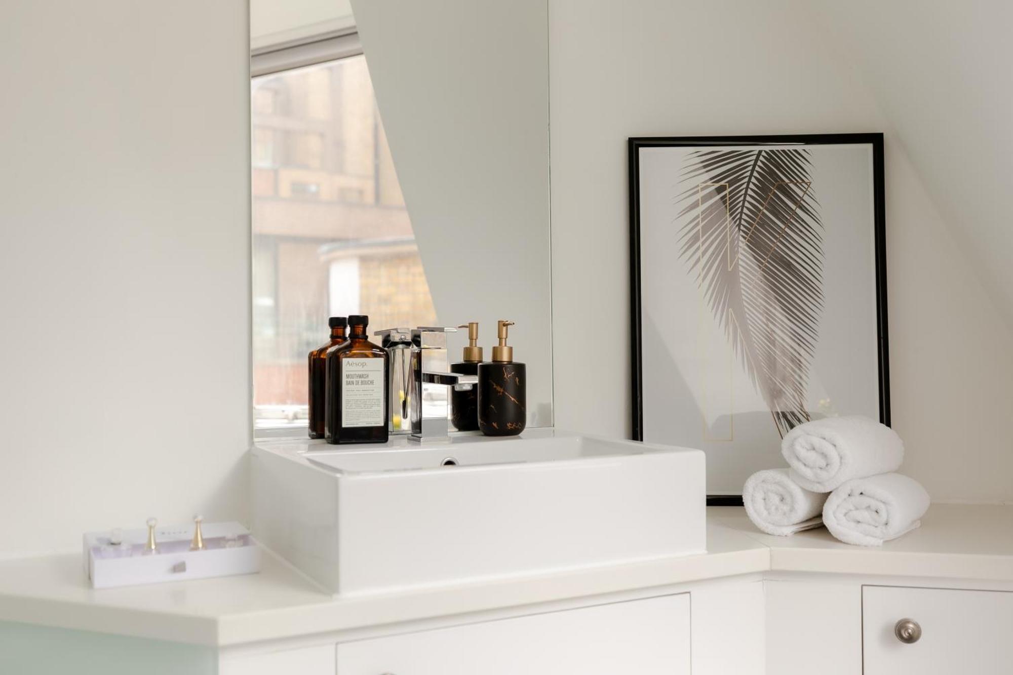 Rare Find Off Oxford St! Soho 5Bed Design House For Xxl Groups Apartment London Bagian luar foto
