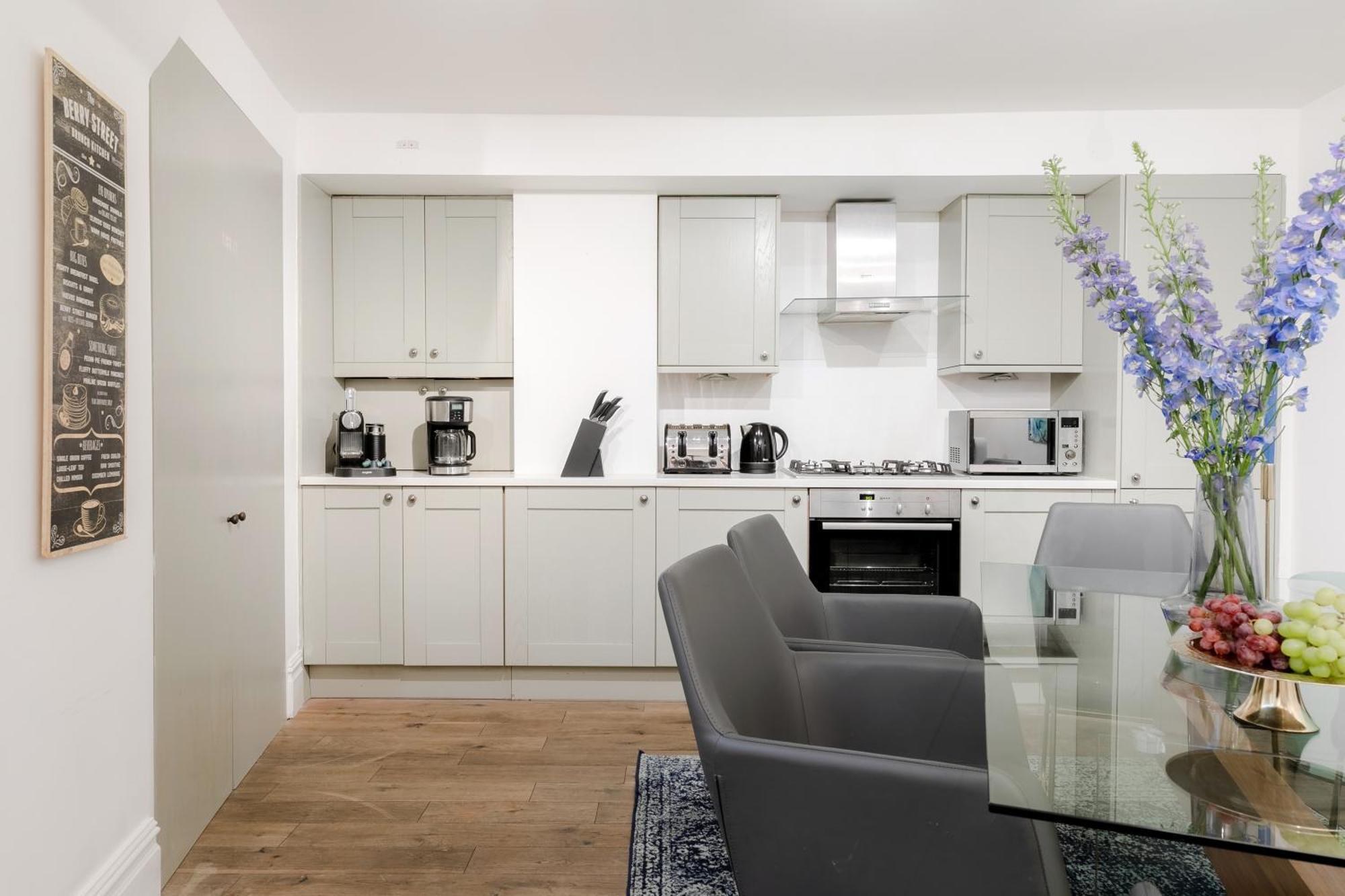 Rare Find Off Oxford St! Soho 5Bed Design House For Xxl Groups Apartment London Bagian luar foto