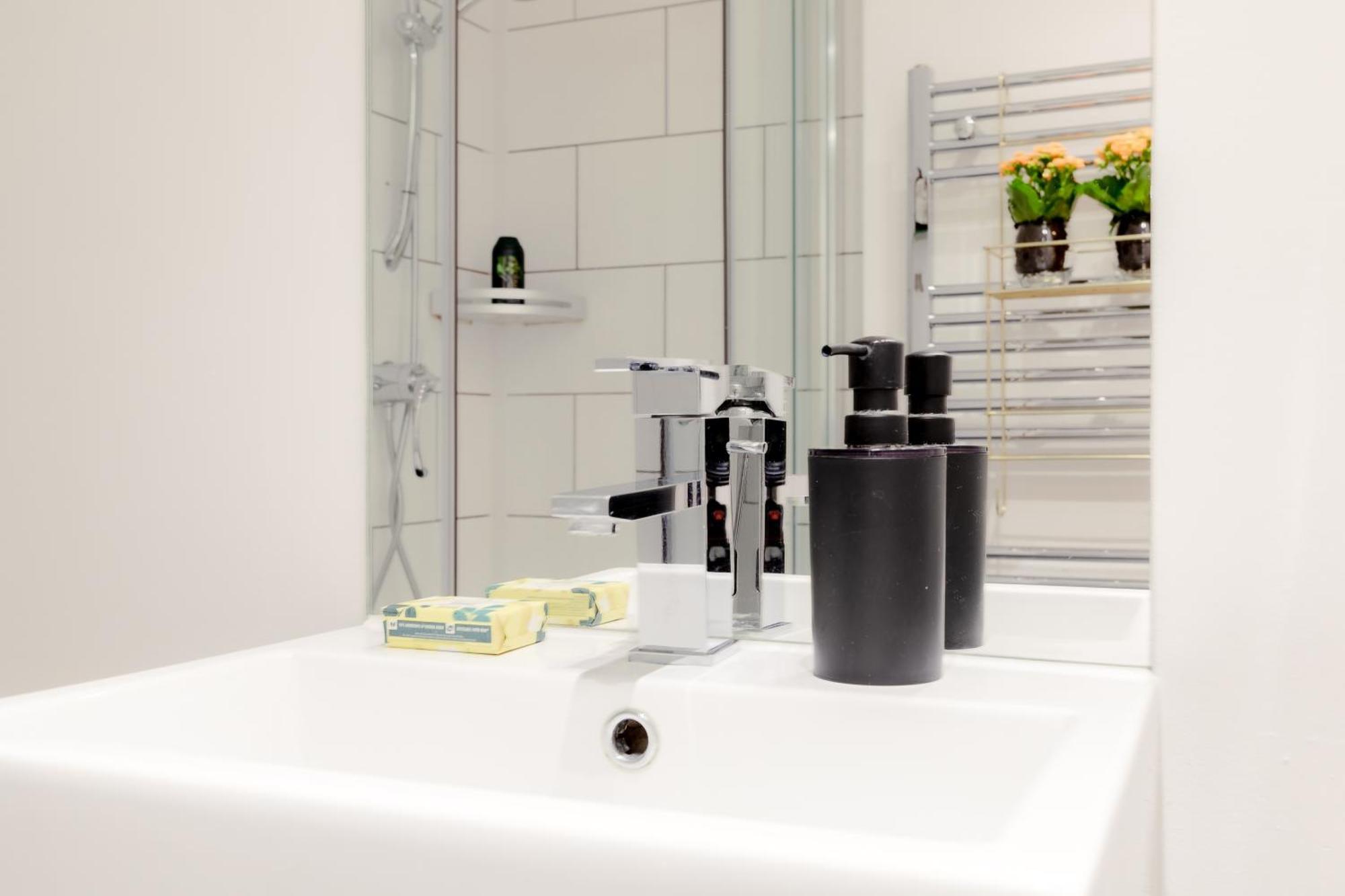 Rare Find Off Oxford St! Soho 5Bed Design House For Xxl Groups Apartment London Bagian luar foto